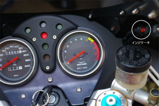 ETC : インジケータはカウルの梁の部分に固定しています。