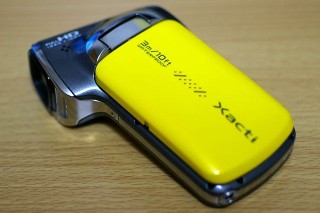 Xacti : 全体。ガングリップタイプなかたち。