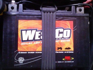 バッテリ : V11ルマンにはMKバッテリのでっかいのが入っています。