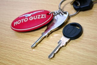 合鍵 : ベースはアプリリアと同じっぽい。キーホルダーはGUZZINOで購入。