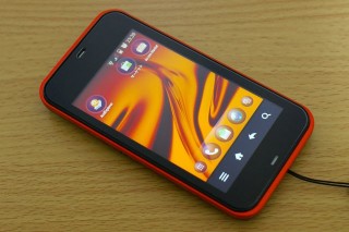 IS03 : auが気合を入れて開発したスマートフォン。