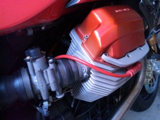 V11のエンジン。どうぞプラグ交換してください♪と言われているような配置