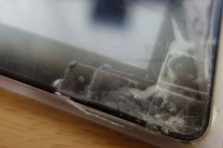 細かくひび割れた画面