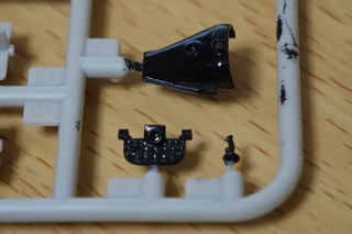 エアブラシとか無いので、ランナーについたまま筆塗り