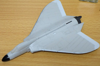 機体先端、翼端、排気部分を塗装。