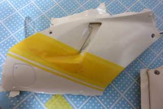 カウル 赤だけじゃ寂しいのでストライプを入れてみよう。